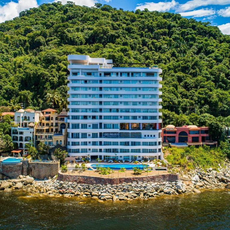 Luxurious 6th-floor condo with pool, oceanfront balcony & water view - Casa - 2