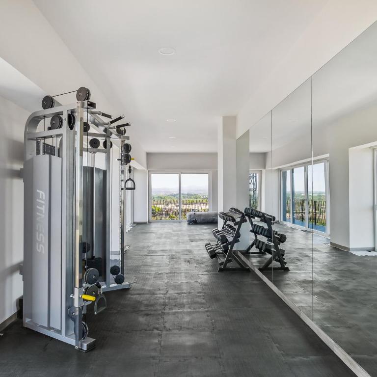 Resort condo with balcony, views, rooftop pool, gym, & full kitchen - Vacation Home - 27