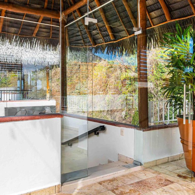 Elegant multi-level penthouse with rooftop Jacuzzi, bay views, pool & game room - Casa - 39