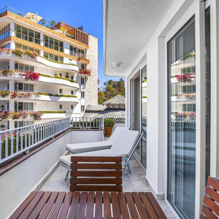 Elegant bayview suite with terrace access, full kitchen, pool, hot tub & gym - Casa - 42