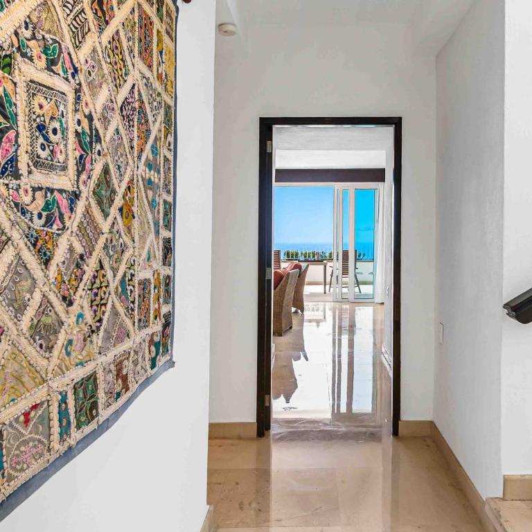 Elegant multi-level penthouse with rooftop Jacuzzi, bay views, pool & game room - Casa - 41