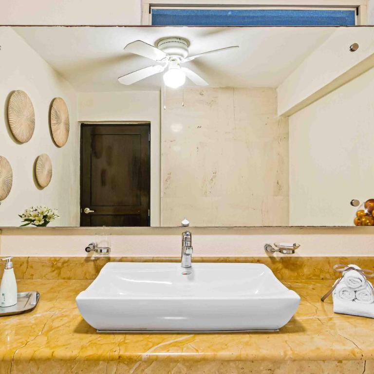 Elegant multi-level penthouse with rooftop Jacuzzi, bay views, pool & game room - Casa - 22
