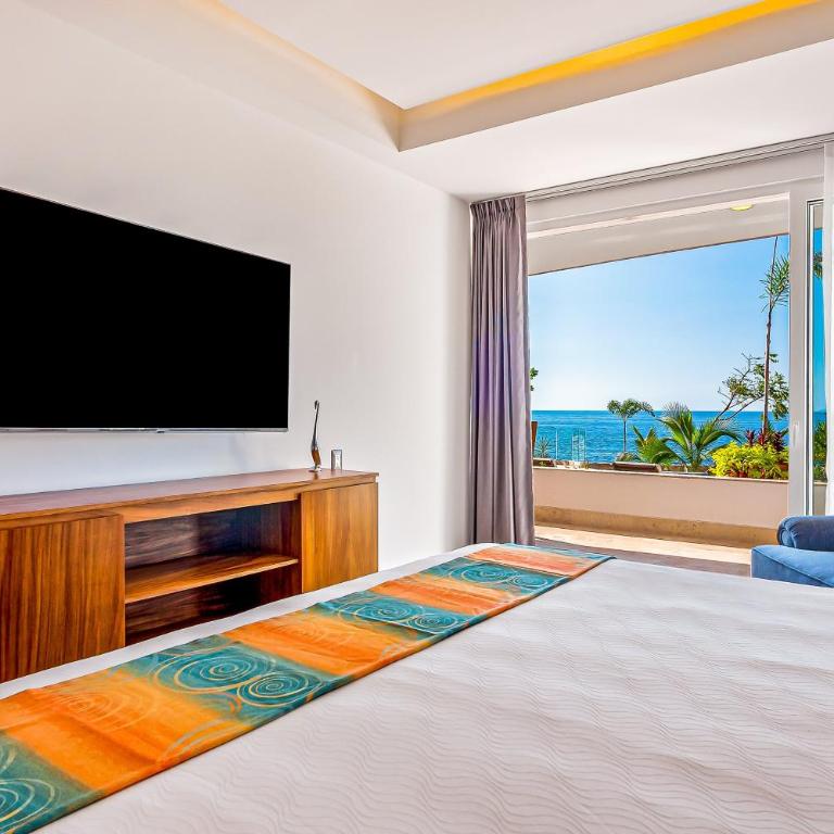 Luxurious 1st-floor condo with pool, oceanfront balcony & water view - Vacation Home - 15