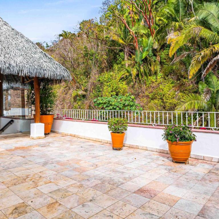 Elegant multi-level penthouse with rooftop Jacuzzi, bay views, pool & game room - Casa - 38
