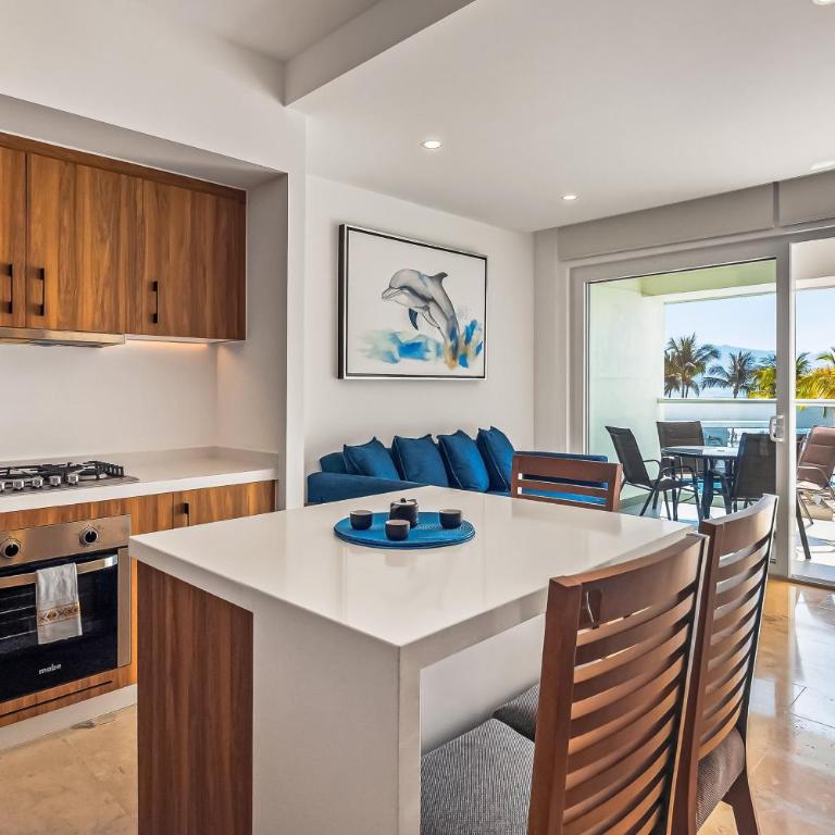 Serene coastal getaway with private infinity pool, beach access & scenic vistas - Vacation Home - 8