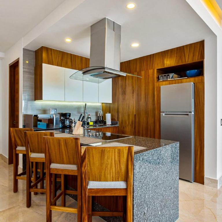 Stylish waterfront condo with amazing pool, hot tub & balcony - Vacation Home - 12
