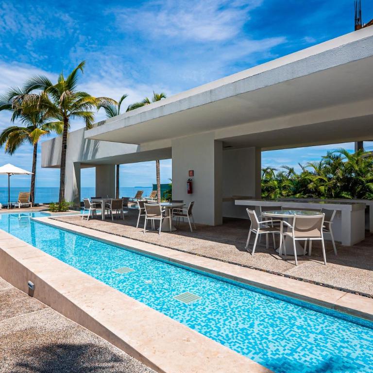 Luxury apartment with infinity pool, ocean views, balcony & easy downtown access - Casa - 38