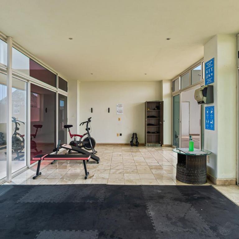Stylish beach condo with private balcony, pool, AC and fitness room - Casa - 24