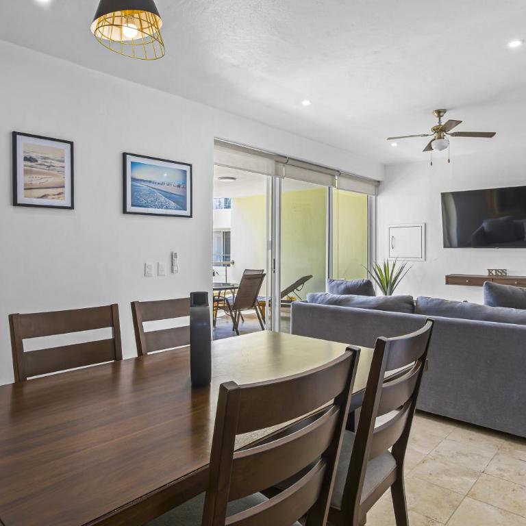 Stylish beach condo with private balcony, pool, AC and fitness room - Casa - 13