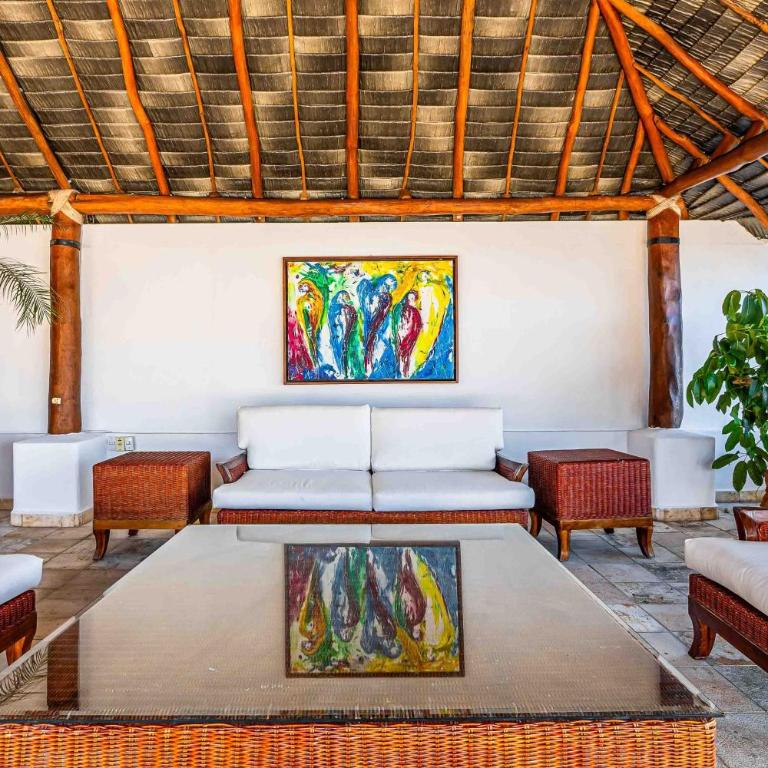 Elegant multi-level penthouse with rooftop Jacuzzi, bay views, pool & game room - Casa - 24