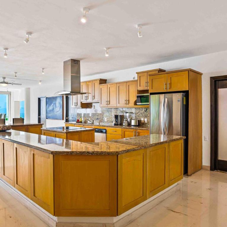 Elegant multi-level penthouse with rooftop Jacuzzi, bay views, pool & game room - Casa - 10