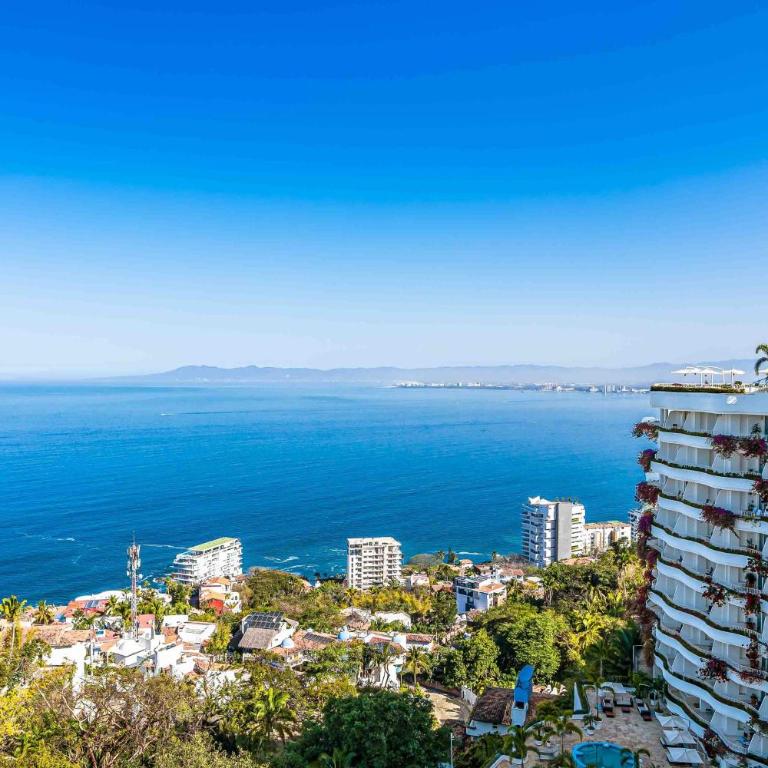 Elegant multi-level penthouse with rooftop Jacuzzi, bay views, pool & game room - Casa - 44