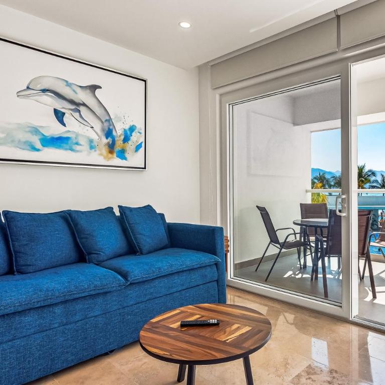 Serene coastal getaway with private infinity pool, beach access & scenic vistas - Vacation Home - 2
