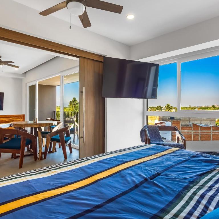 Resort condo with balcony, views, rooftop pool, gym, & full kitchen - Vacation Home - 13