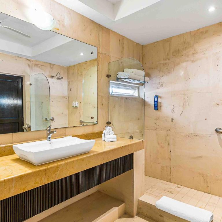 Elegant multi-level penthouse with rooftop Jacuzzi, bay views, pool & game room - Casa - 26