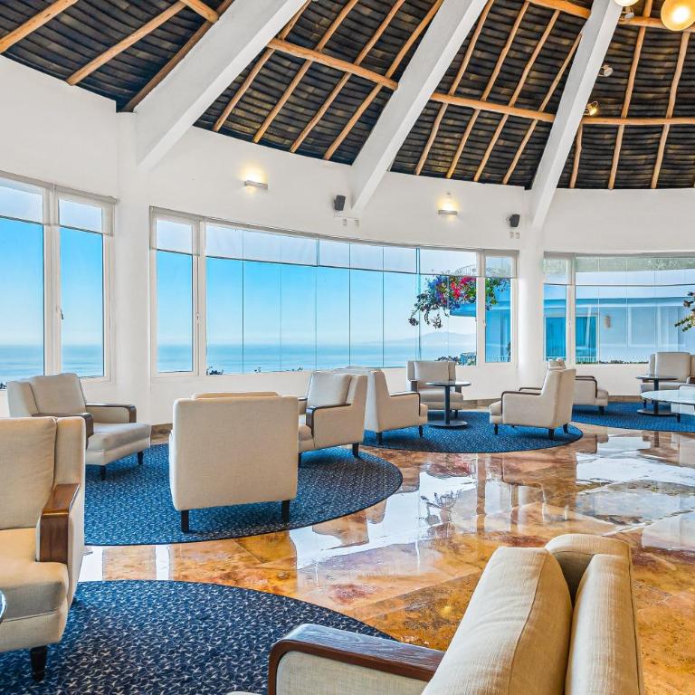 Elegant hillside villa with panoramic views, pool, hot tub & luxe interiors - Vacation Home - 24