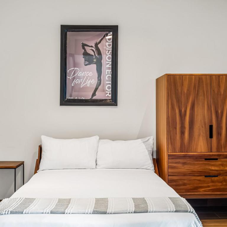 Luxury condo with shared rooftop pool and lounge, private washer/dryer - Vacation Home - 13