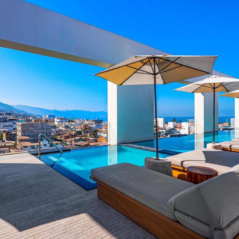 Luxury condo with shared rooftop pool and lounge, private washer/dryer - Vacation Home - 38