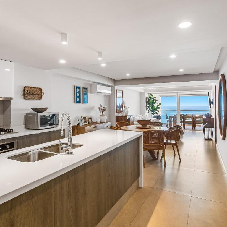 Luxury apartment with infinity pool, ocean views, balcony & easy downtown access - Casa - 15