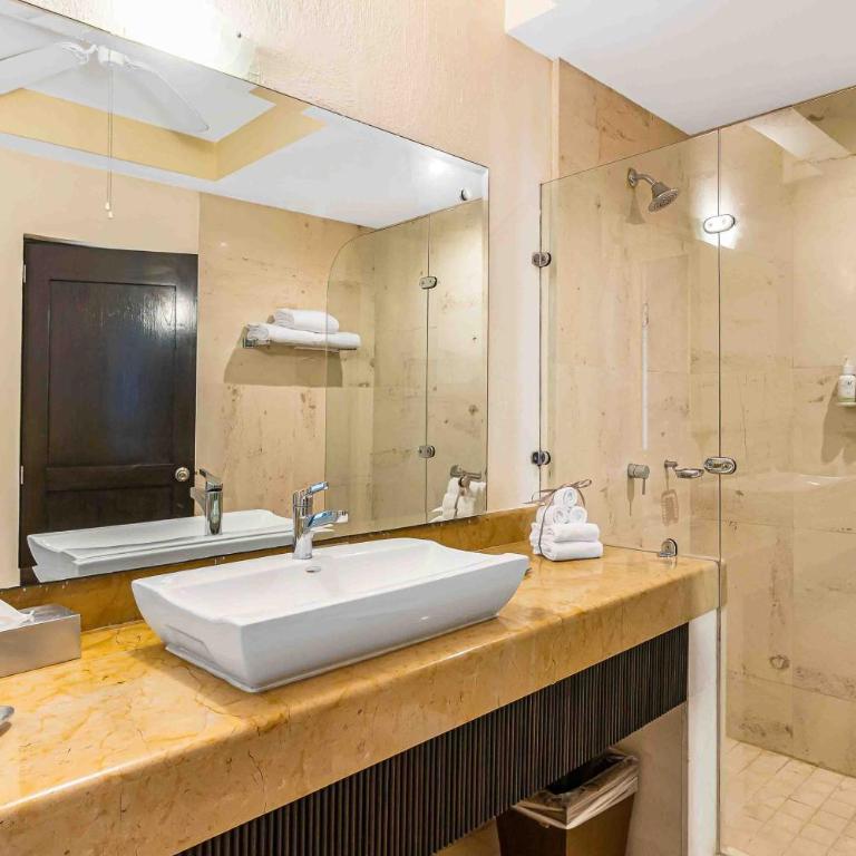 Elegant multi-level penthouse with rooftop Jacuzzi, bay views, pool & game room - Casa - 23