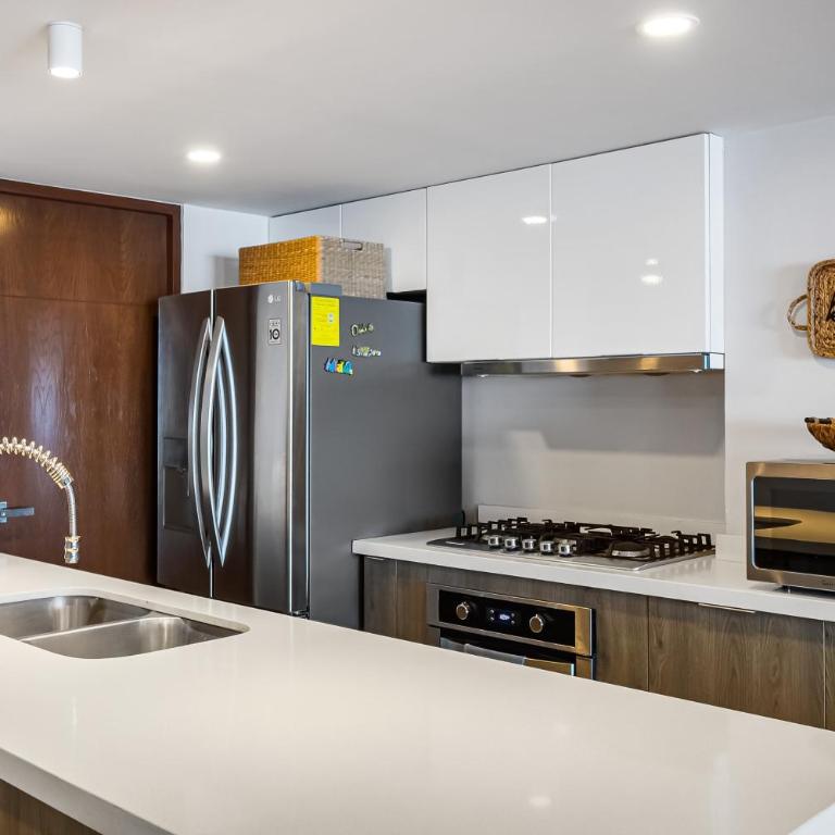 Luxury apartment with infinity pool, ocean views, balcony & easy downtown access - Casa - 16