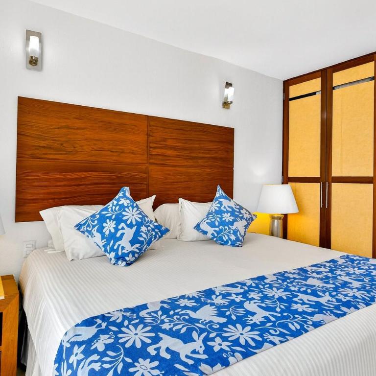 Elegant hillside villa with panoramic views, pool, hot tub & luxe interiors - Vacation Home - 11