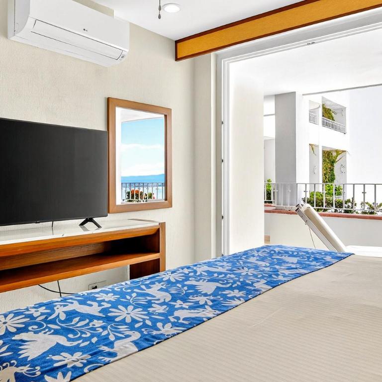 Elegant hillside villa with panoramic views, pool, hot tub & luxe interiors - Vacation Home - 14