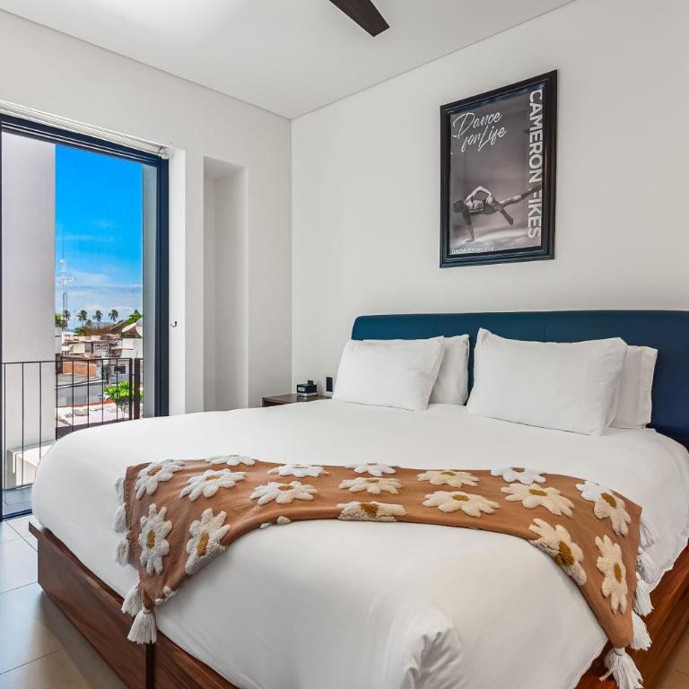 Luxury condo with shared rooftop pool and lounge, private washer/dryer - Vacation Home - 15