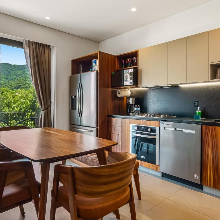 Luxury condo with shared rooftop pool and lounge, private washer/dryer - Vacation Home - 11