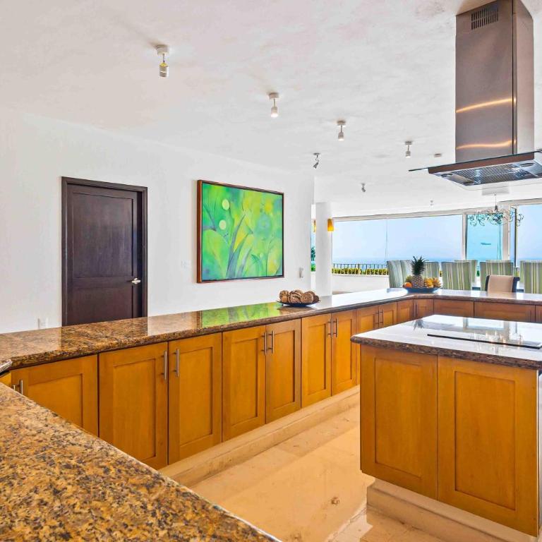 Elegant multi-level penthouse with rooftop Jacuzzi, bay views, pool & game room - Casa - 8