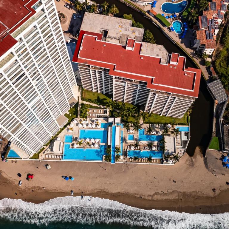 Luxury apartment with infinity pool, ocean views, balcony & easy downtown access - Casa - 52