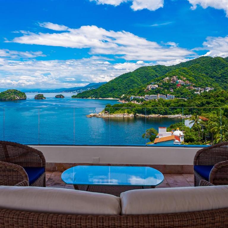 Stylish waterfront condo with amazing pool, hot tub & balcony - Vacation Home - 41