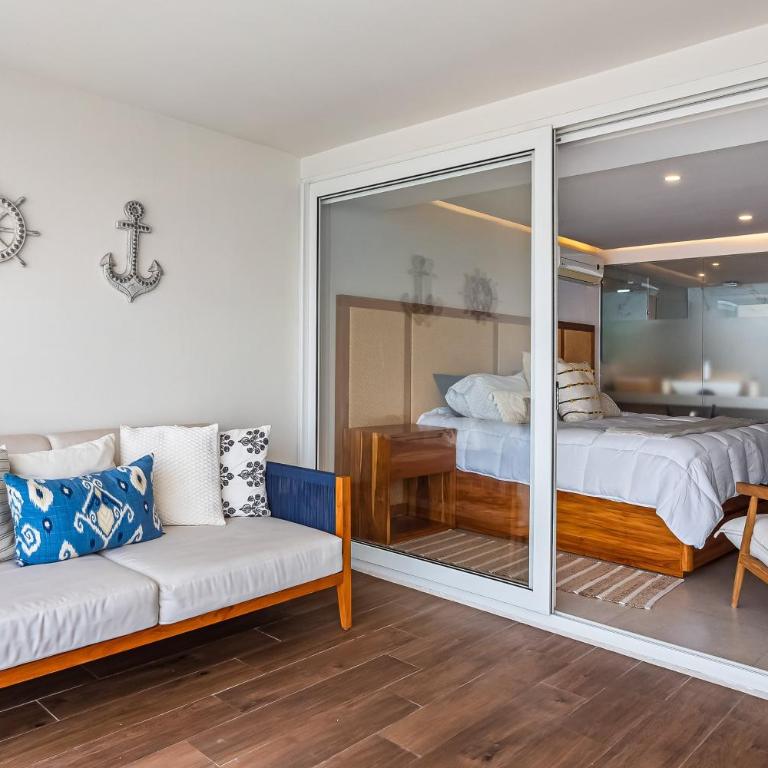 Luxury apartment with infinity pool, ocean views, balcony & easy downtown access - Casa - 22