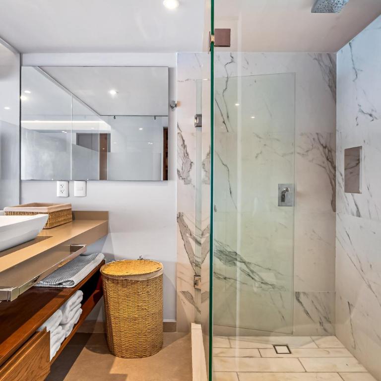 Luxury apartment with infinity pool, ocean views, balcony & easy downtown access - Casa - 27