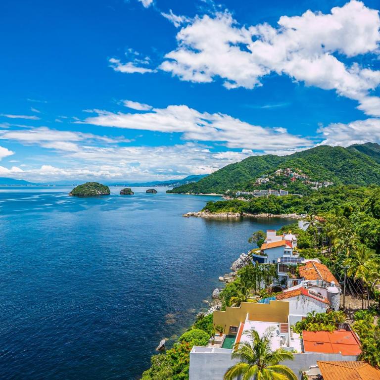 Stylish waterfront condo with amazing pool, hot tub & balcony - Vacation Home - 42
