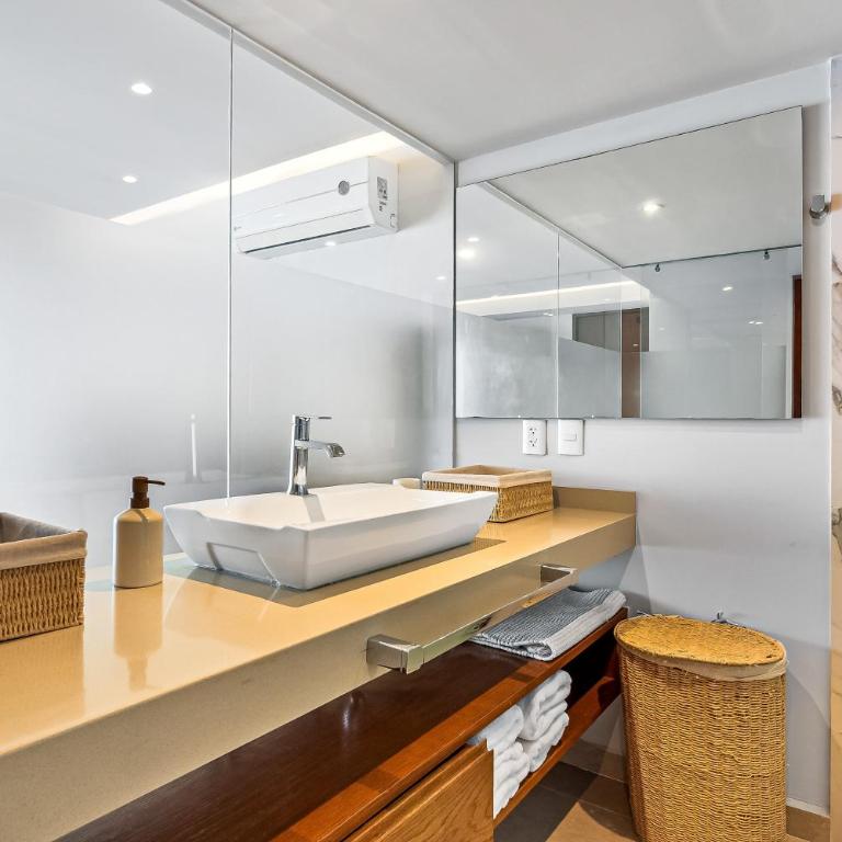 Luxury apartment with infinity pool, ocean views, balcony & easy downtown access - Casa - 26