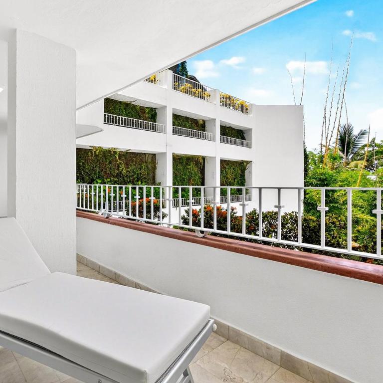 Elegant hillside villa with panoramic views, pool, hot tub & luxe interiors - Vacation Home - 36