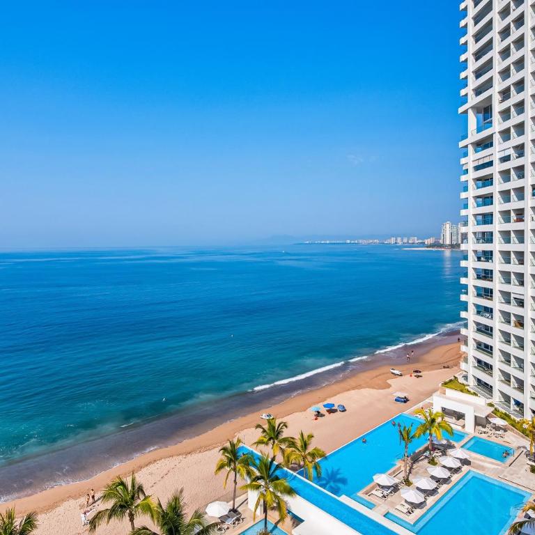 Luxury apartment with infinity pool, ocean views, balcony & easy downtown access - Casa - 45