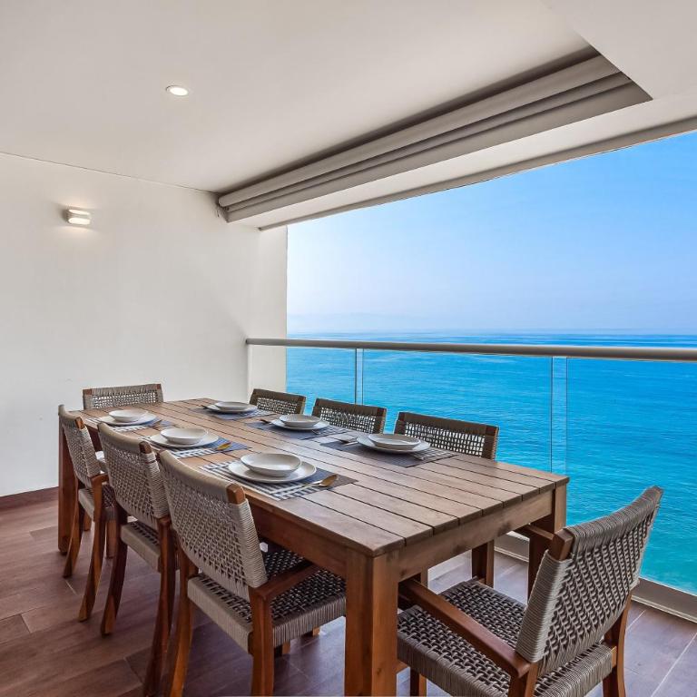 Luxury apartment with infinity pool, ocean views, balcony & easy downtown access - Casa - 32