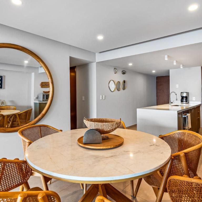Luxury apartment with infinity pool, ocean views, balcony & easy downtown access - Casa - 12