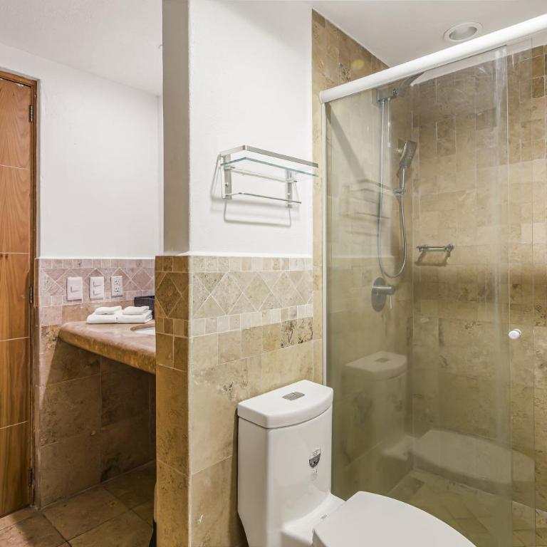 Stylish beach condo with private balcony, pool, AC and fitness room - Casa - 21