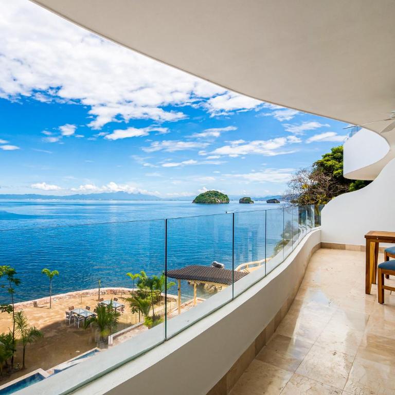 Stylish waterfront condo with amazing pool, hot tub & balcony - Vacation Home - 25