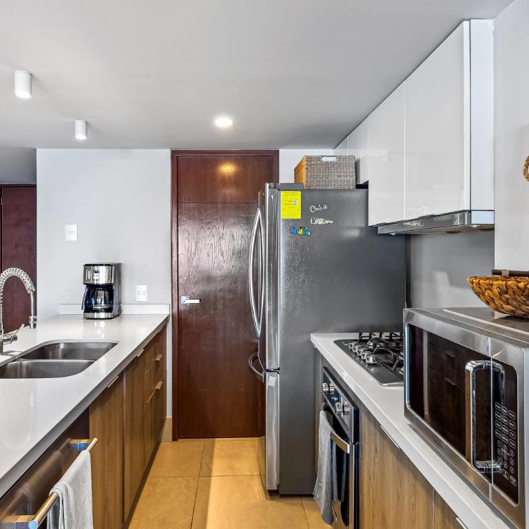 Luxury apartment with infinity pool, ocean views, balcony & easy downtown access - Casa - 17