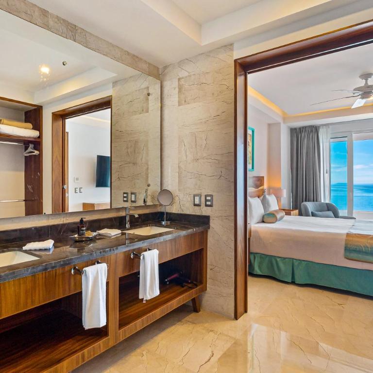 Stylish waterfront condo with amazing pool, hot tub & balcony - Vacation Home - 17