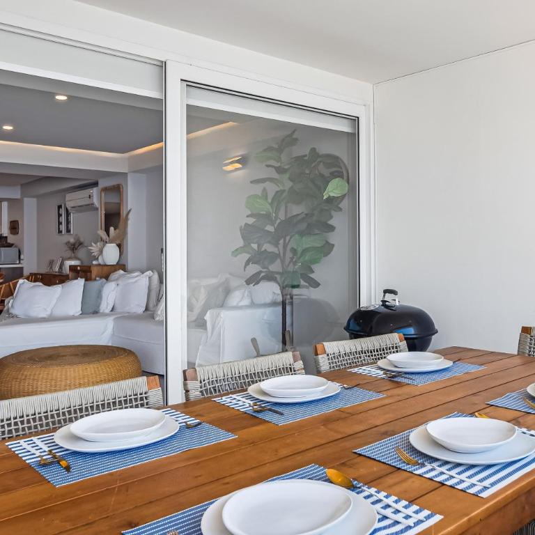 Luxury apartment with infinity pool, ocean views, balcony & easy downtown access - Casa - 31