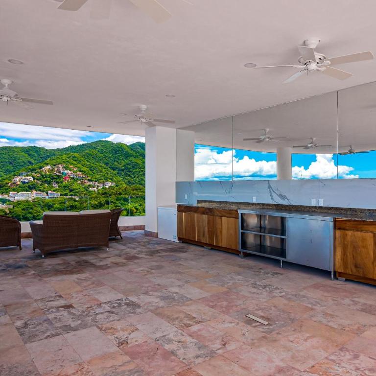 Stylish waterfront condo with amazing pool, hot tub & balcony - Vacation Home - 20