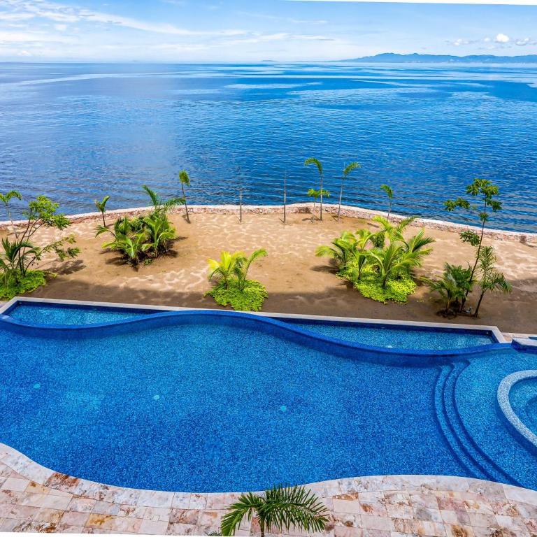 Stylish waterfront condo with amazing pool, hot tub & balcony - Vacation Home - 37