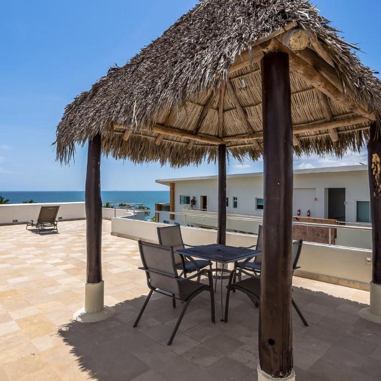 Stylish beach condo with private balcony, pool, AC and fitness room - Casa - 37