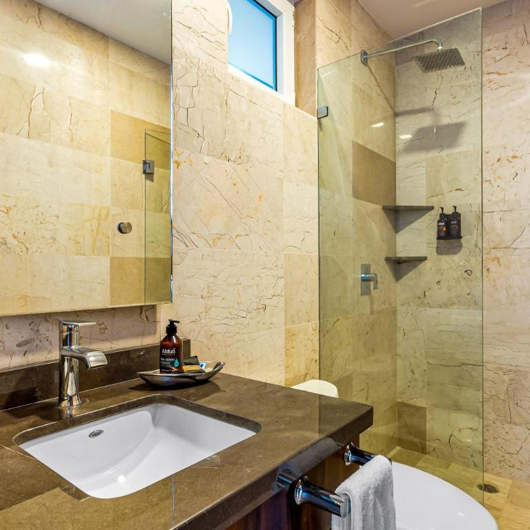 Stylish waterfront condo with amazing pool, hot tub & balcony - Vacation Home - 19