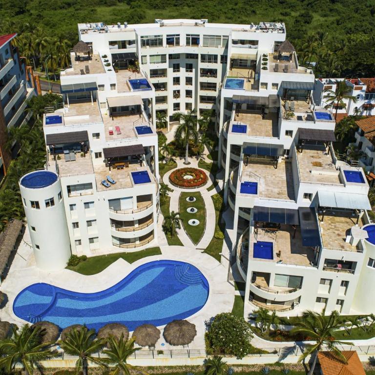 Stylish beach condo with private balcony, pool, AC and fitness room - Casa - 1